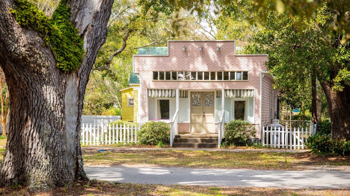 Southport House | Candy Store House: Vintage-Wow! Historic Charm Meets Modern Flair Close to Shopp