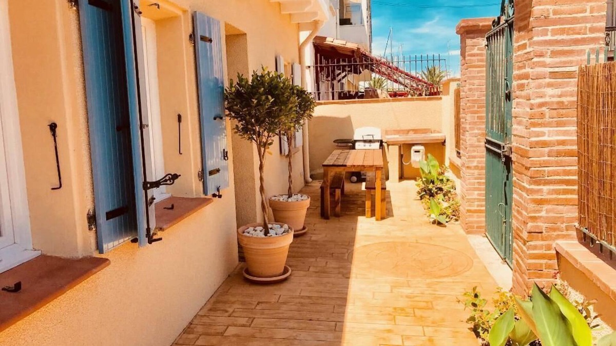 Le Port House | Canétoise located 50 m from the sea, 2 to 7 pers, air conditioning, private parking.