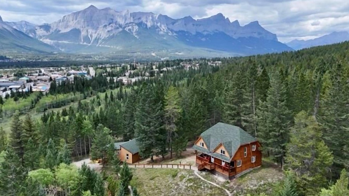 Canmore Cabin | Canmore Alpine Hostel - Alpine Club of Canada
