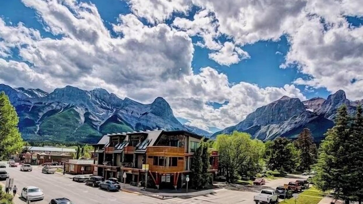Town Centre Condo | Canmore Immaculate Corner Unit - Panoramic Mountain Views - Central Location
