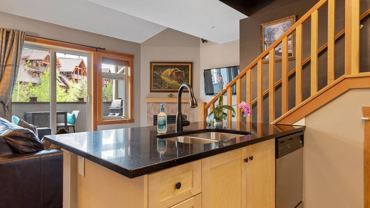 Cougar Creek Resort | Canmore Penthouse Loft/Round Heated Outdoor Pool