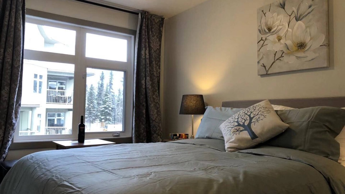 Cougar Creek Apartment | Canmore Windtower Hotel Room