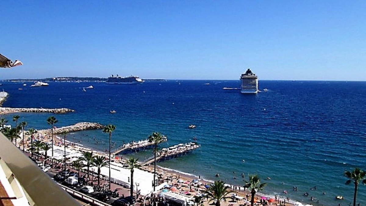 Le Suquet Apartment | Cannes - 3 Rooms facing the Midi beaches, 6 people