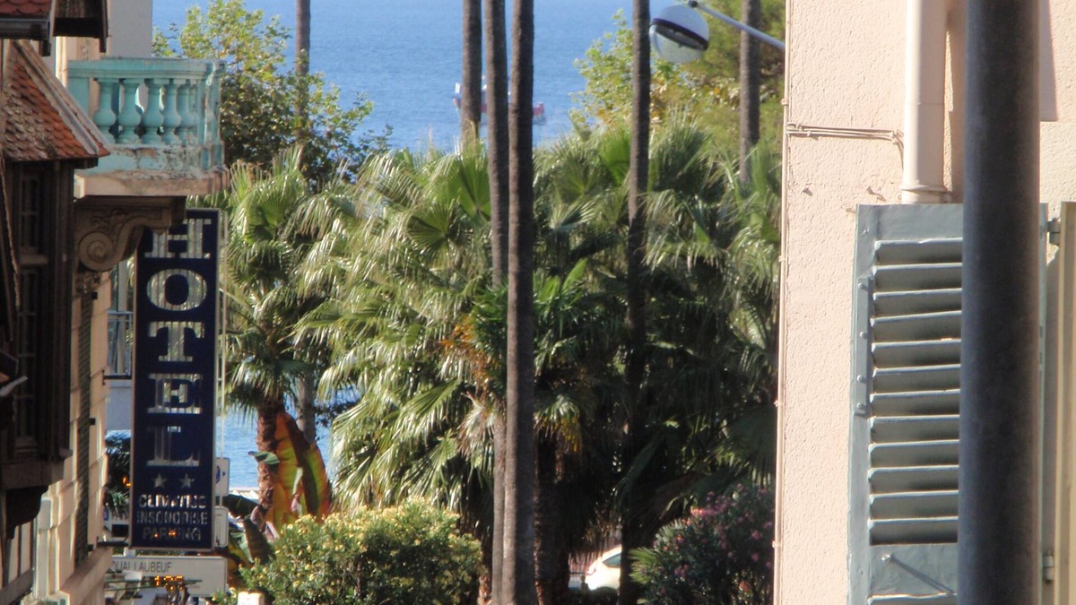 Le Suquet Apartment | CANNES: beach 2 minutes/45 m² /Sea view/Private parking/Internet-Wifi