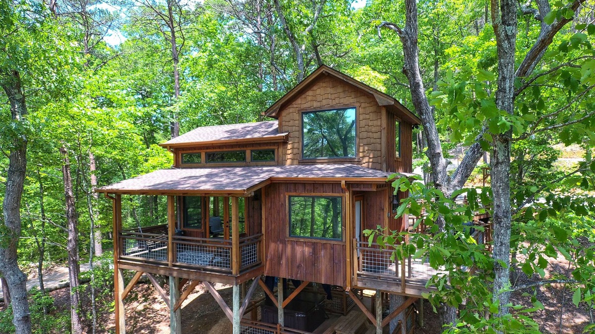 Blue Ridge Cabin | Canopy Blue Luxury Treehouse *hot tub, fire pit, swing bed, amazing views*