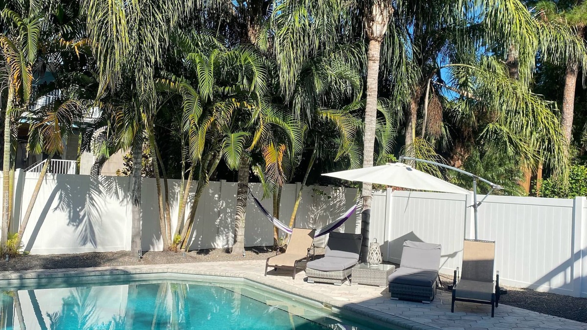 Palm Harbor House | Can’t Beat This Location walk to restaraunts Large House