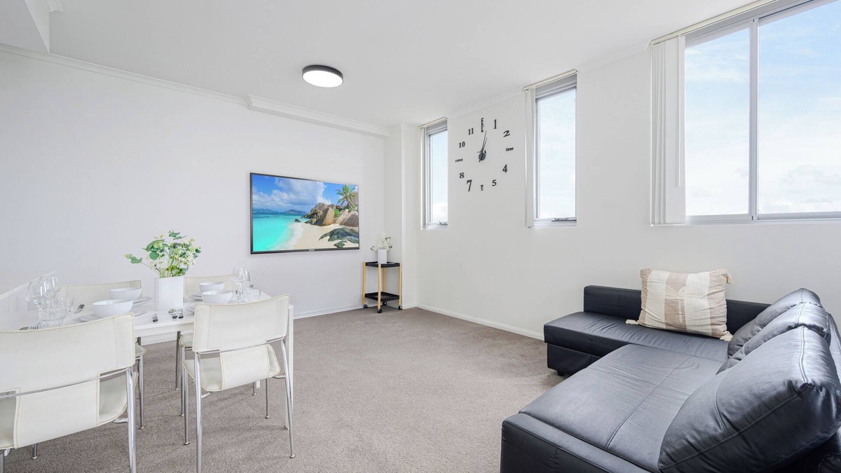 Canterbury Apartment | Canterbury fashion 2Br steps to Train & Woolworths