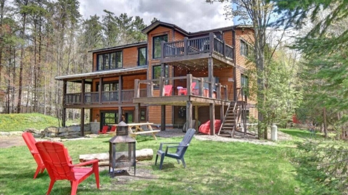 Cantley House | Cantley Lofts| 5 Lofts | Sleeps 20 | Lake |Hot Tub