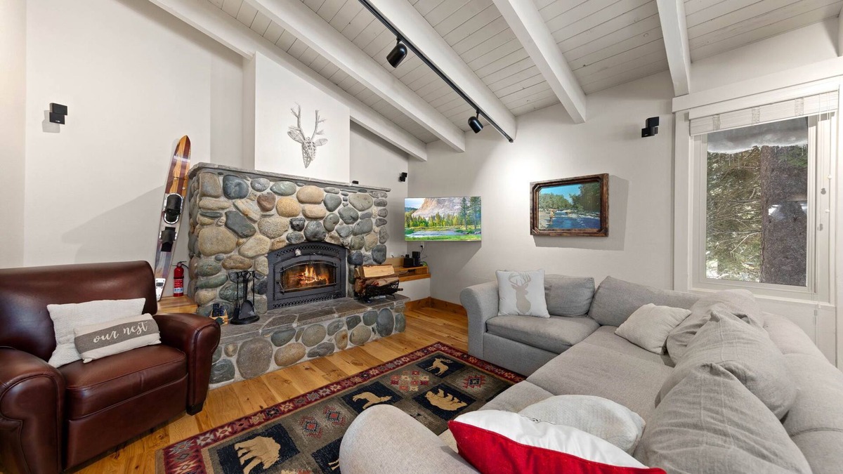 Donner Lake Woods House | Canyon Chalet by Tahoe Getaways - 4 BR, SKI LEASE, Walk to Donner