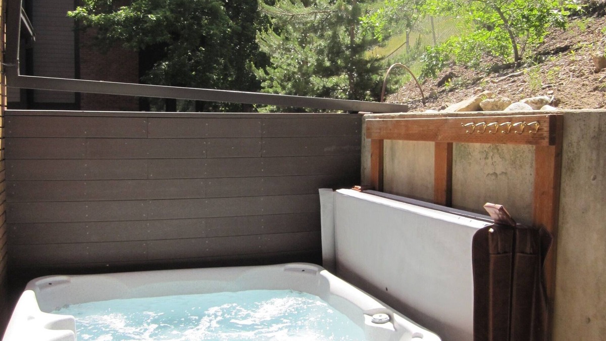 Cottonwood Heights House | Canyon Racquet Townhome Gorgeous REMODEL, garage, near resorts Hot Tub 2 bed 2bt