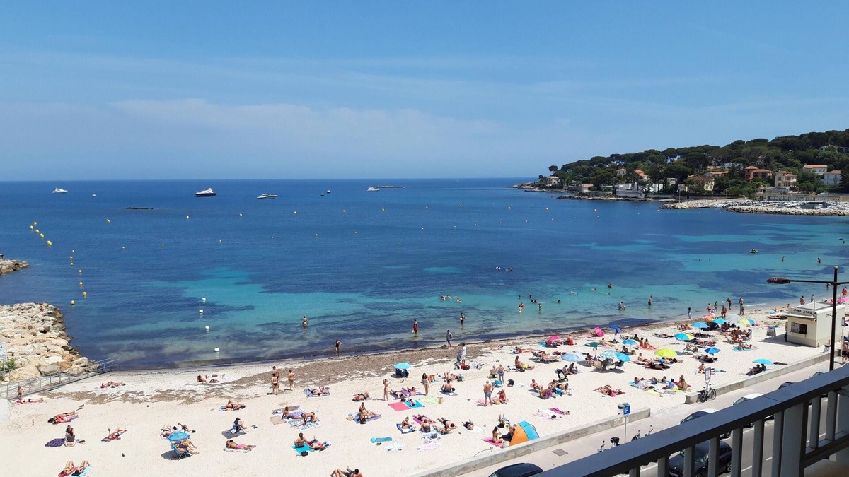 Cap-d'Antibes Apartment | Cap d'Antibes: A nest perched on the sea
