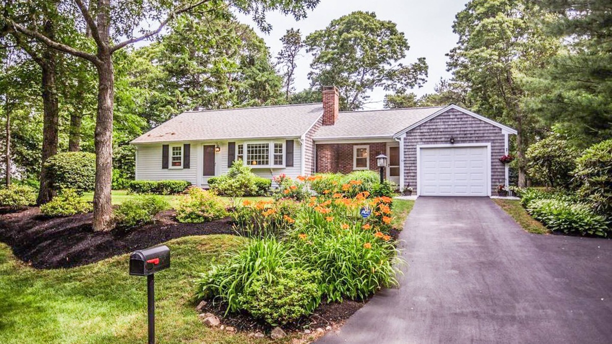 Yarmouth Port House | Cape Charmer | Walk to Market, Golf & Eateries | New Kitchen & Big Backyard