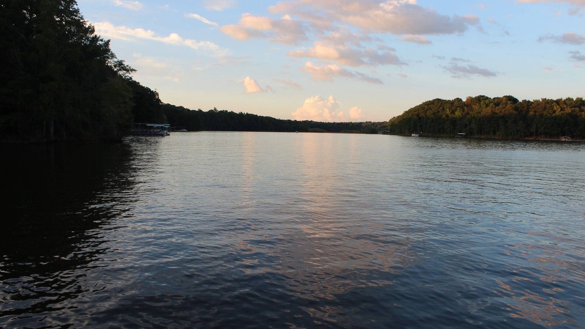 Northlake House | Cape Cod Charmer w/Fire Pit 4BR/3.5BA on Lake Hartwell, near Anderson & Clemson!