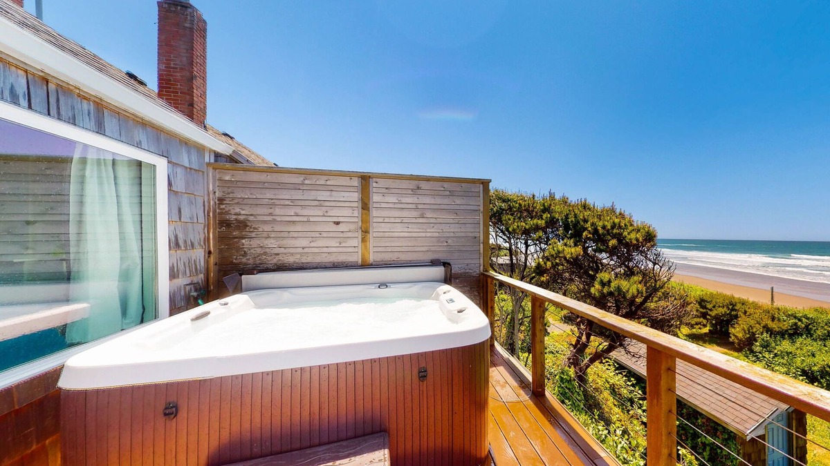 Waldport Cottage | Cape Cod Cottages 4: Oceanfront with hot tub!