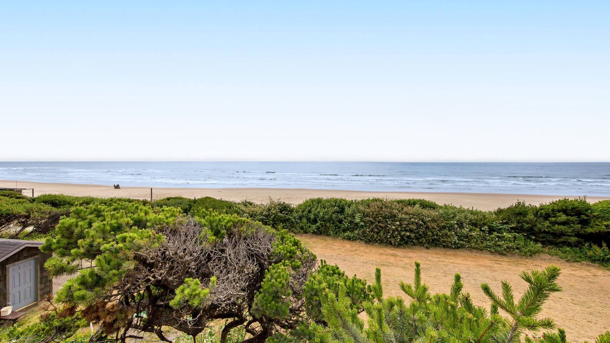 Waldport Cottage | Cape Cod Cottages #5 - Oceanfront with Hot Tub!