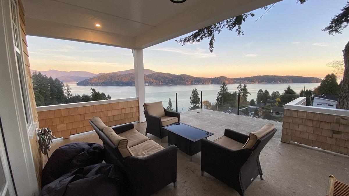 Granthams Landing House | Cape-Cod-Style Vacation Home in Gibsons with Spectacular Ocean Views