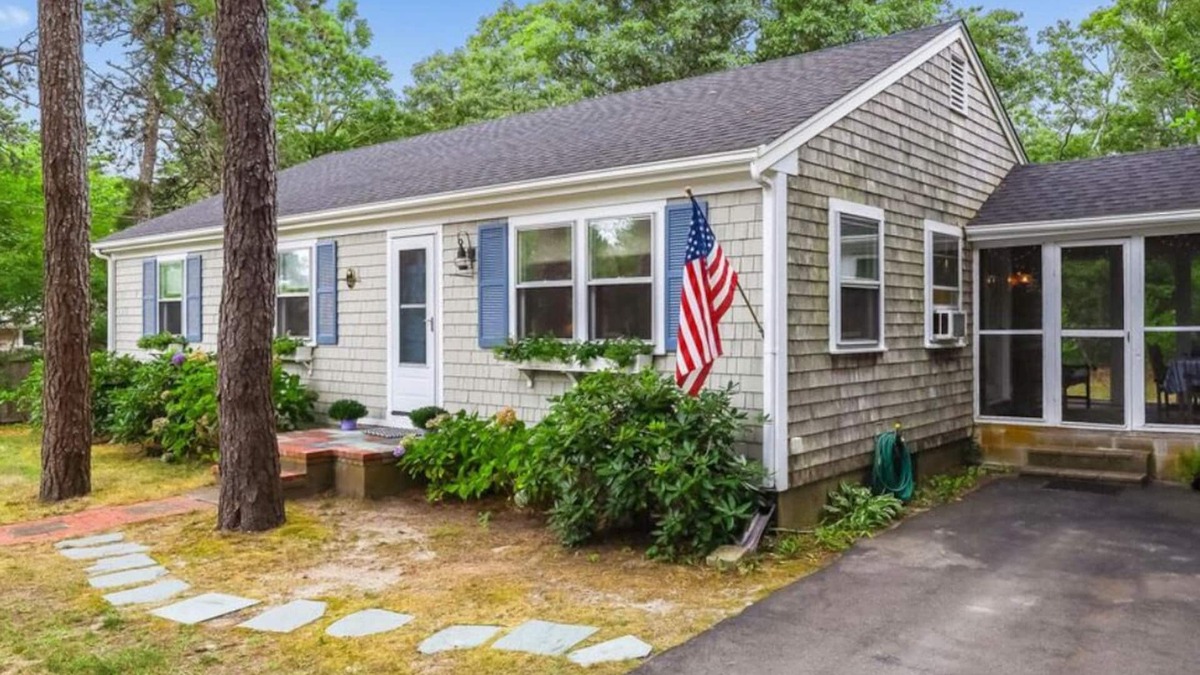 South Harwich House | Cape Cottage - 10 minute walk to Red River Beach
