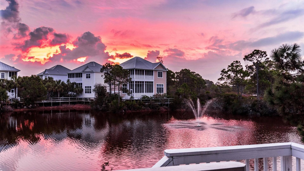 Port St. Joe House | Cape Escape II End Unit on Lake & just 200 steps to beach w/Beach chairs/cart