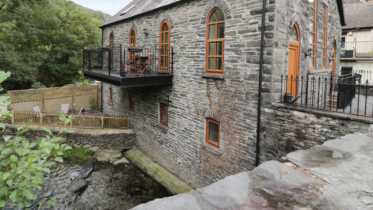 Machynlleth Cabin | CAPEL EBENEZER, pet friendly, character holiday cottage in Corris