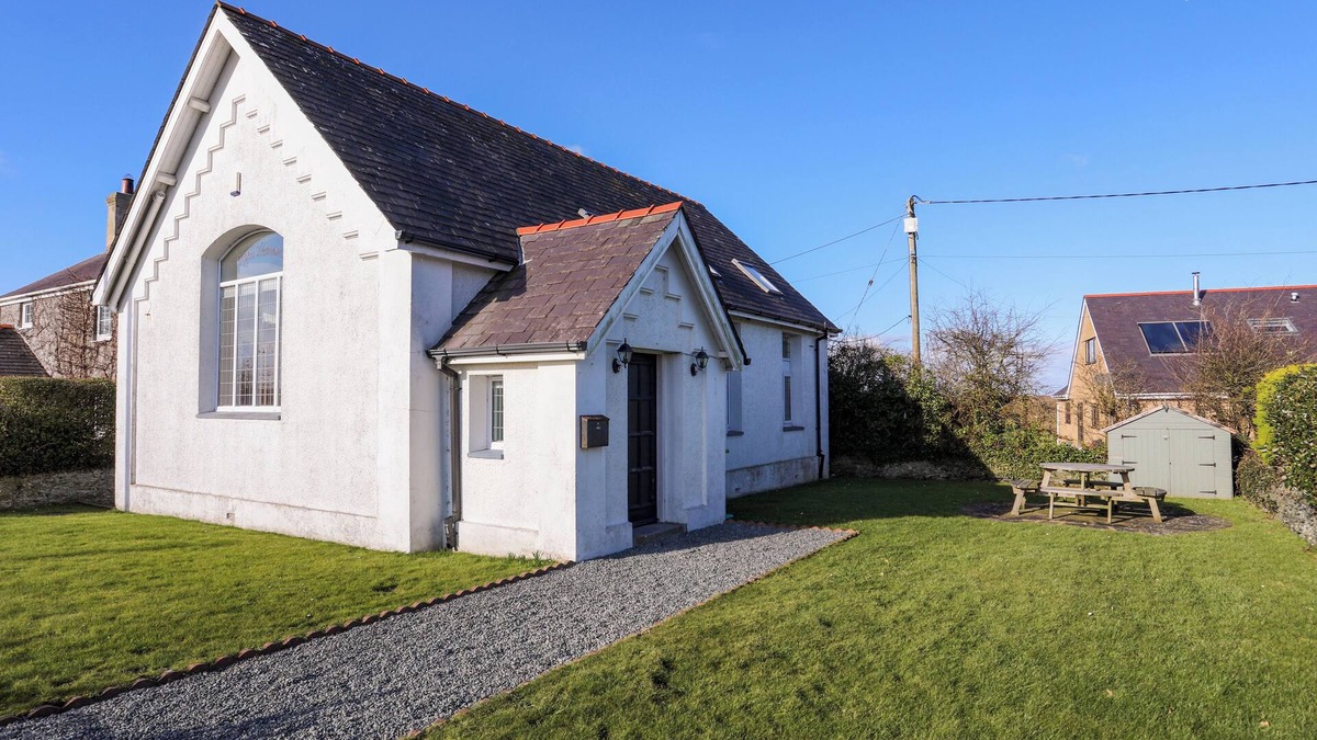 Holyhead Cottage | CAPEL HERMON, pet friendly, with a garden in Bodedern