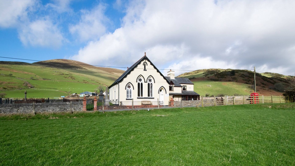 Cwrt House | Capel Maethlon - Three Bedroom House, Sleeps 6