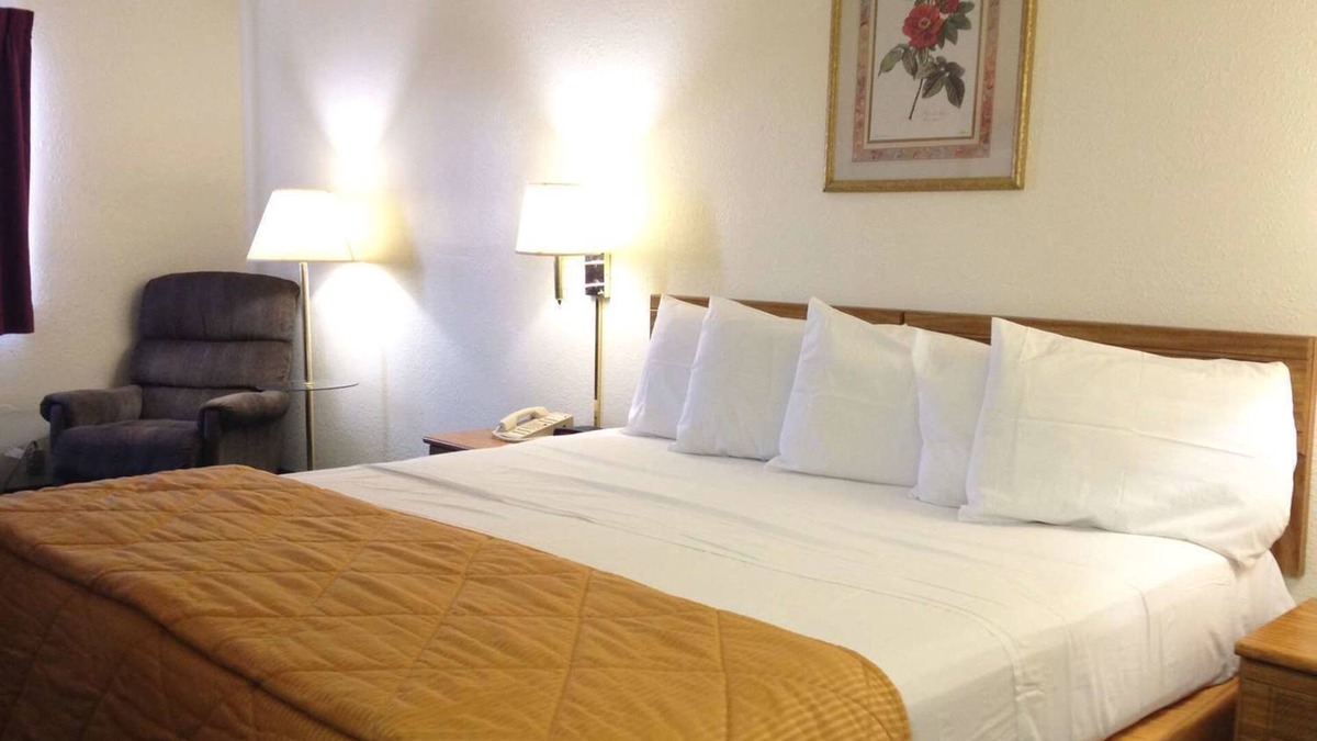 Fulton Hotel | Capital O Amerihost Inn and Suites Fulton Hwy 54 MO