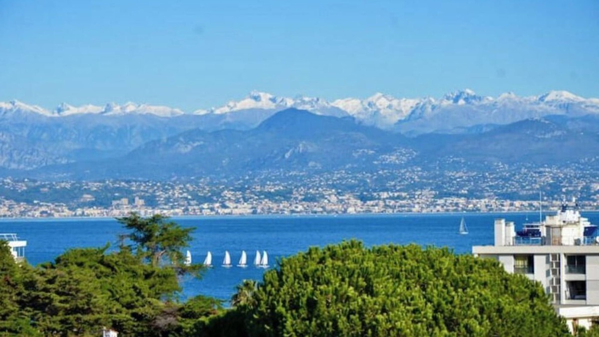 Cap-d'Antibes Apartment | Capleouna-Saint-Alexandre, Salis, 180° view, 3 rooms. Garage, swimming pool.