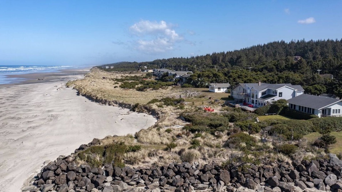 Waldport House | Captain Arnold, Sleeps 10, Beach Access, Oceanfront, BBQ, WiFi, Hot Tub