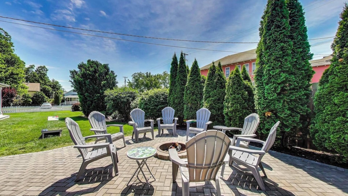 Lake Geneva House | Captain Cook: Walk to Lake, Hot Tub, Sleeps 9