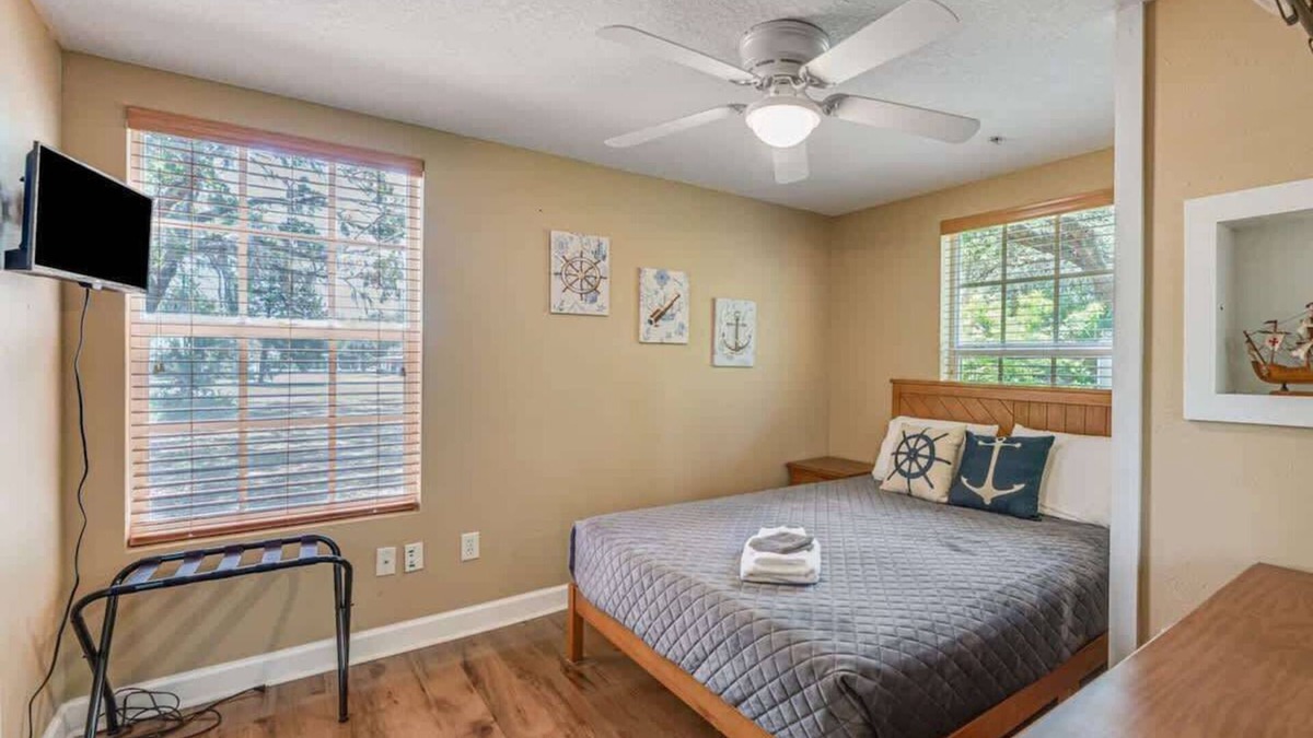 Chassahowitzka Bed & Breakfast | Captain room Summary: