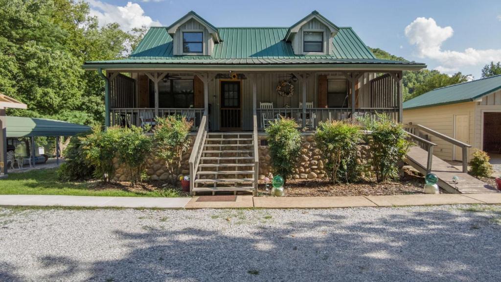 Mountain View House | Captain's Cool Water Cabin by Dreams2Reality Vacations