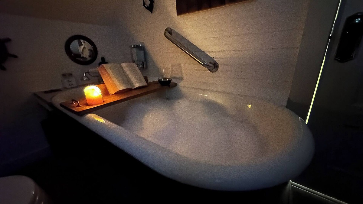 Seaview House | Captain's Cottage – A Unique Vintage stay & Nautical Retreat, Nautical Vintage stay w/soaking tub &