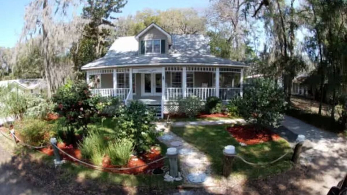 Shellman Bluff House | Captain's Cottage in Shellman Bluff - a charming cottage family and pet friendly
