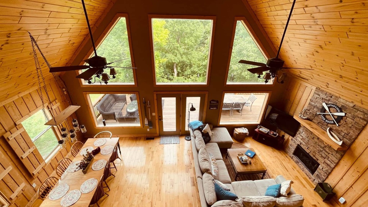 Cub Run House | Captain's Cove+ Nolin Lake + Mammoth Cave + Arcade + Hot Tub, Expansive Lakefront Home on Nolin Lake.