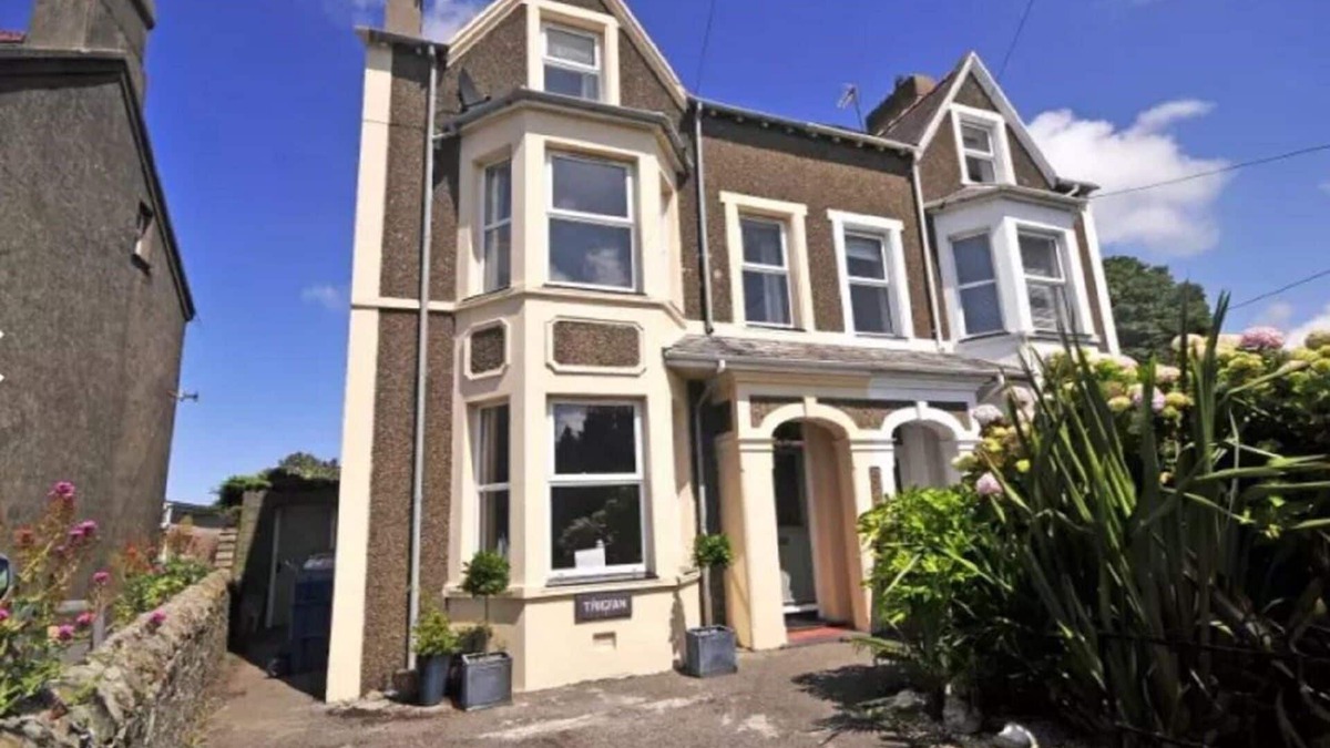 Edern Villa | Captain's House - Morfa Nefyn, Pwllheli, North Wales. Beach, Golf, Walks.