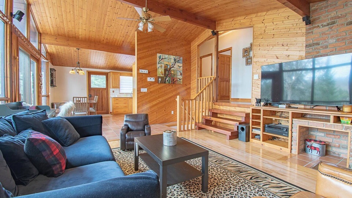 Huntsville Cottage | Captain's Landing - Three Bedroom Cottage, Sleeps 6