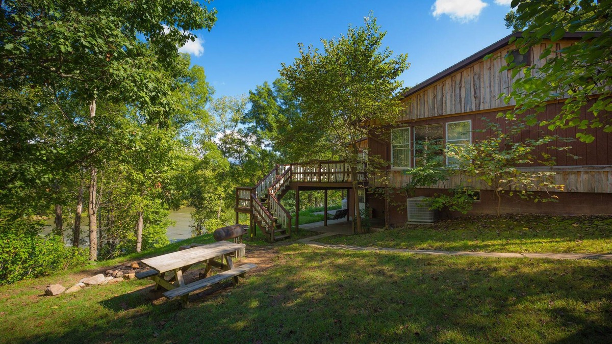 Luray Cabin | Captain's Lodge 15 Acres w/300 Meters Of Private Shenandoah Riverfront property