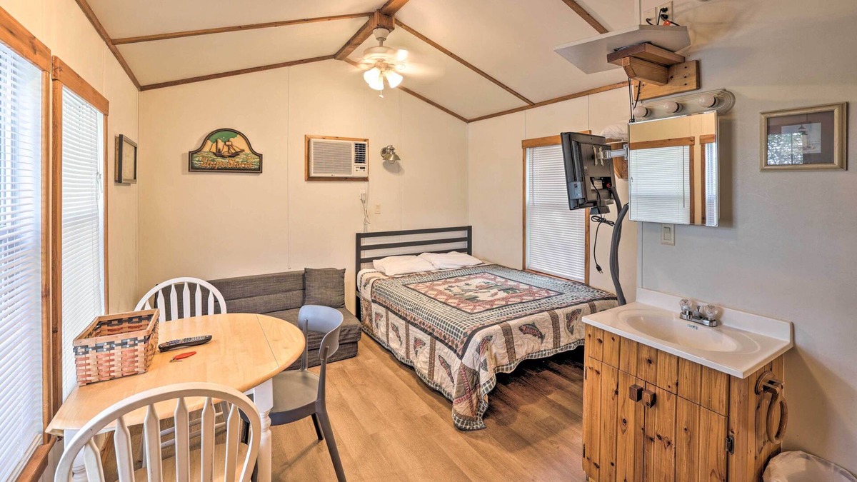 Chico Cabin | 'Captain's Quarters' Cabin: Private Fire Pit!