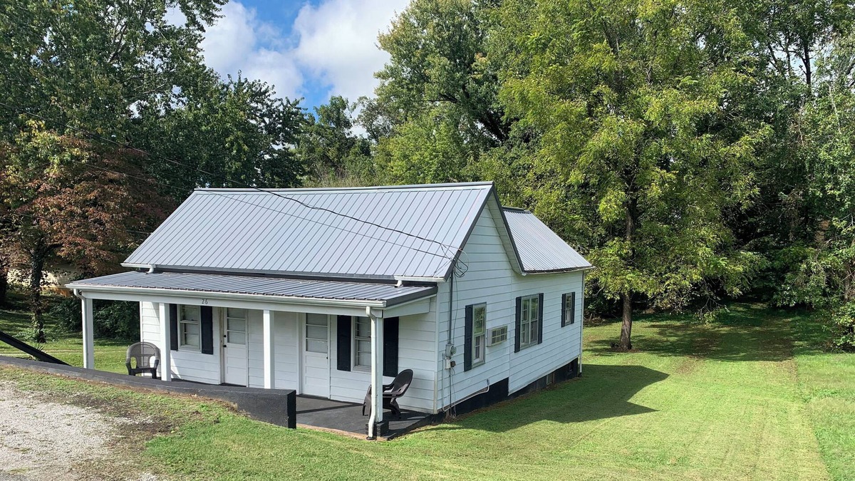 Burnside House | Captain's Quarters Dockside. You can walk to Lake, Burnside Marina & Cole Park.