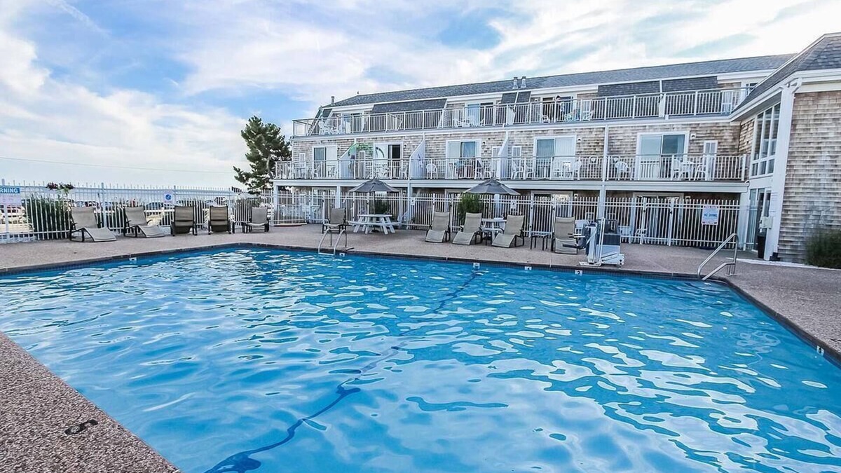 Falmouth Heights Resort | Captain's Quarters Resort Oceanfront suite, beautiful ocean view, swimming pool