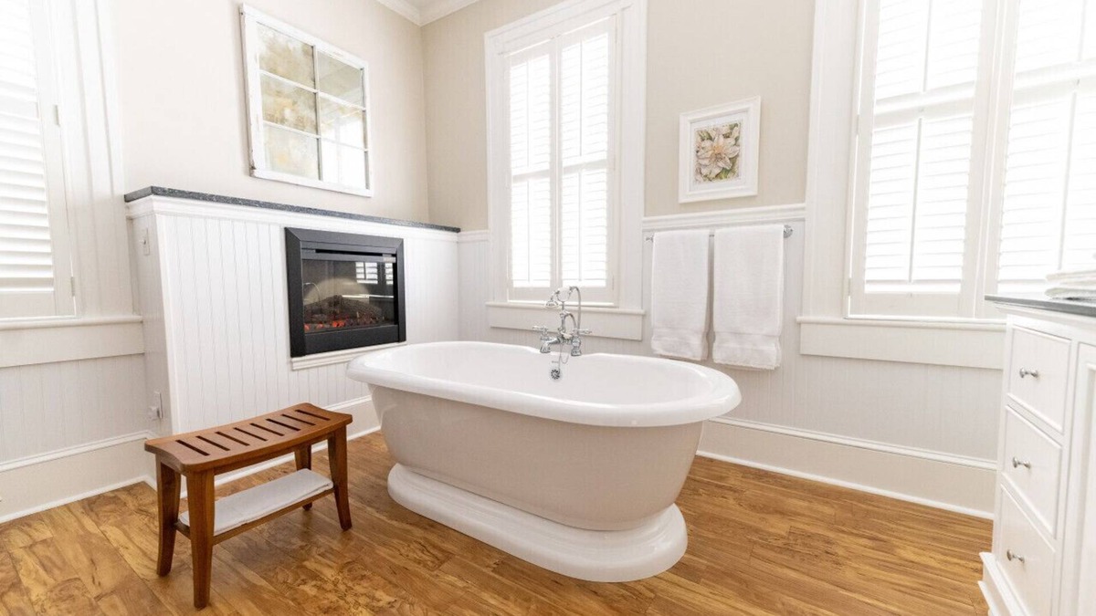 Edenton Apartment | Captain's Quarters Rm. 3