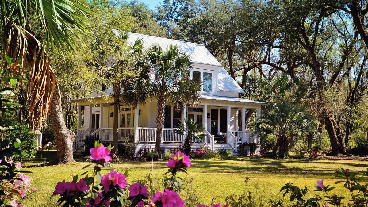 Johns Island Cottage | Captain's Quarters Charming 2-bedroom cottage in superb Johns Island