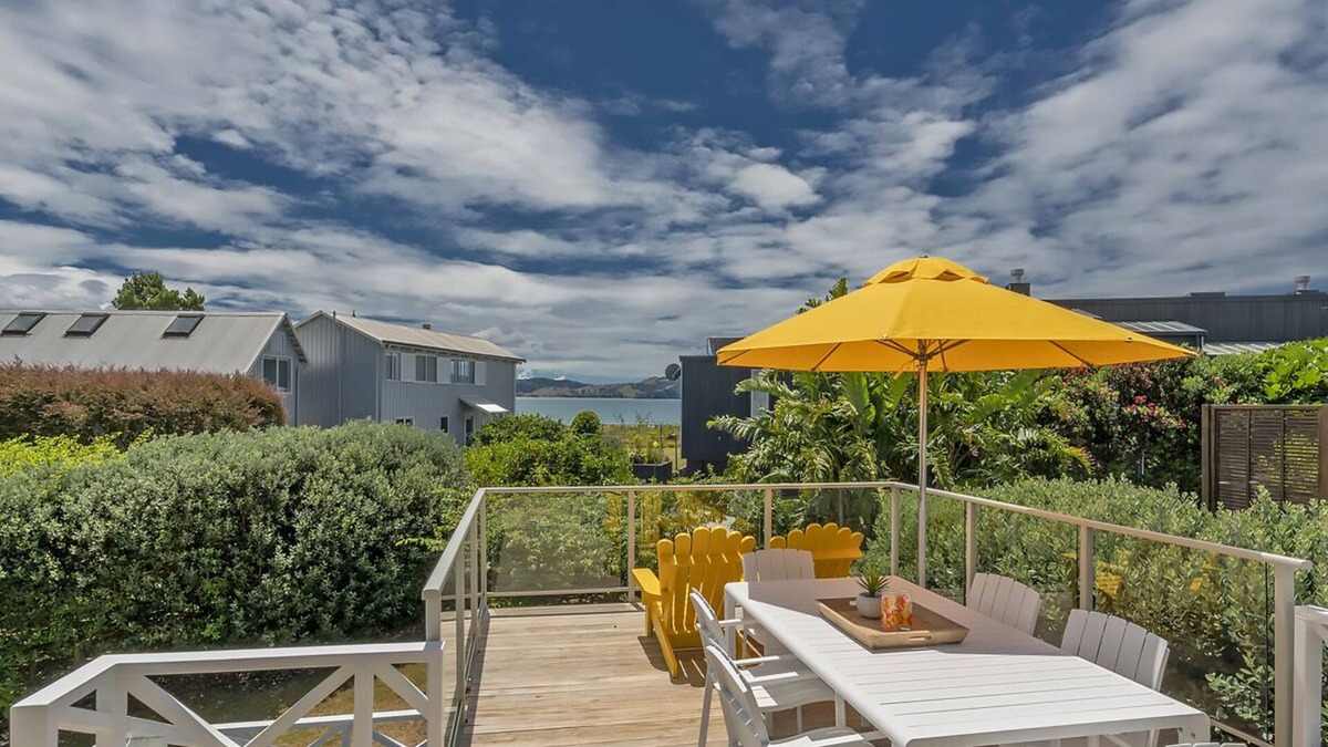 Cooks Beach Cottage | Captains Bach at Cooks - Upstairs Holiday Unit