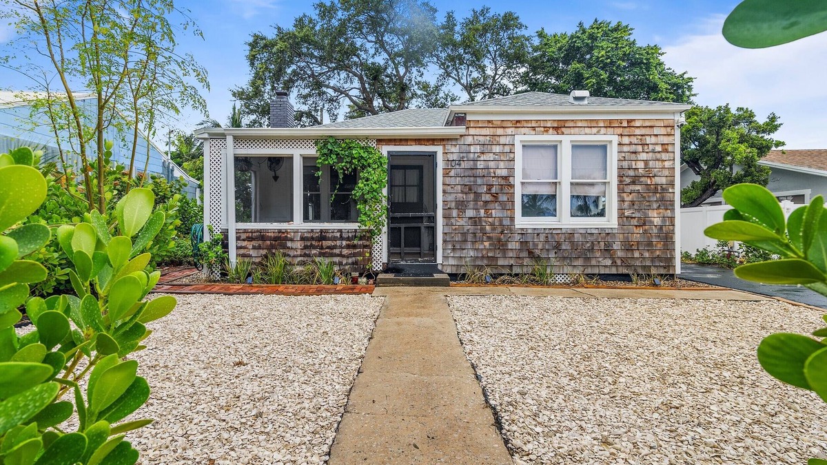 Riviera Beach Cottage | ☀Captains Cottage☀ 0.2 miles to water! Minutes to Singer Island & Peanut Island!