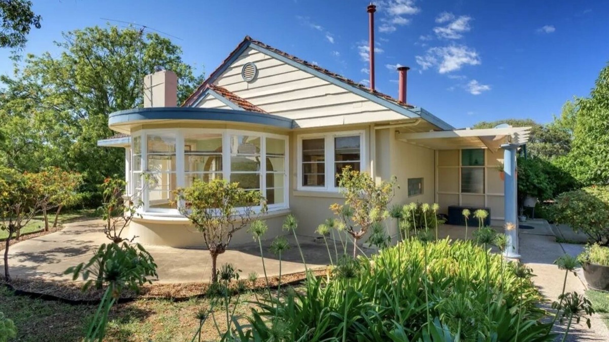 Corowa House | Captain’s Manor- perfect location! Close to everything around Corowa Rutherglen.