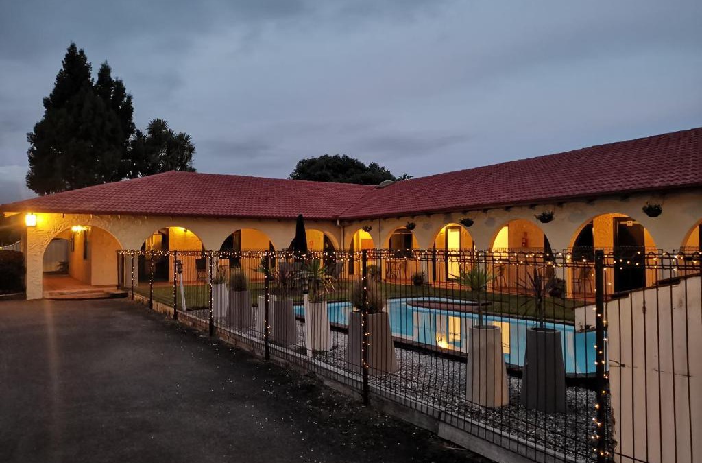 Cambridge Hotel | Captains Quarters Motor Inn