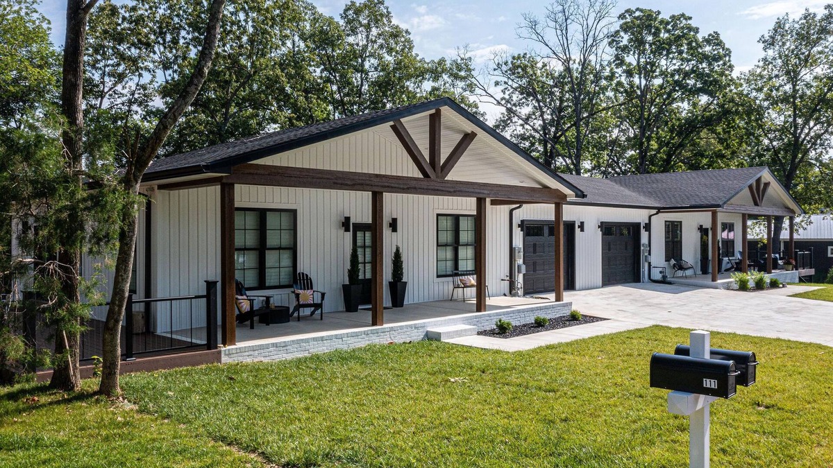 Gilbertsville House | Captains Quarters- located within walking distance to local marina