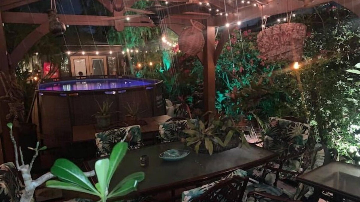 Southside Apartment | Captin' Joe's Tropical Palm Beach Hot Tub Hideaway