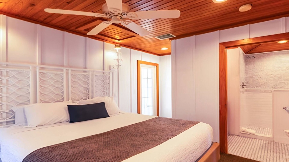 Captiva Hotel | Captivating 1BR Cottage w/Porch | Outdoor Swimming Pools | Free Parking