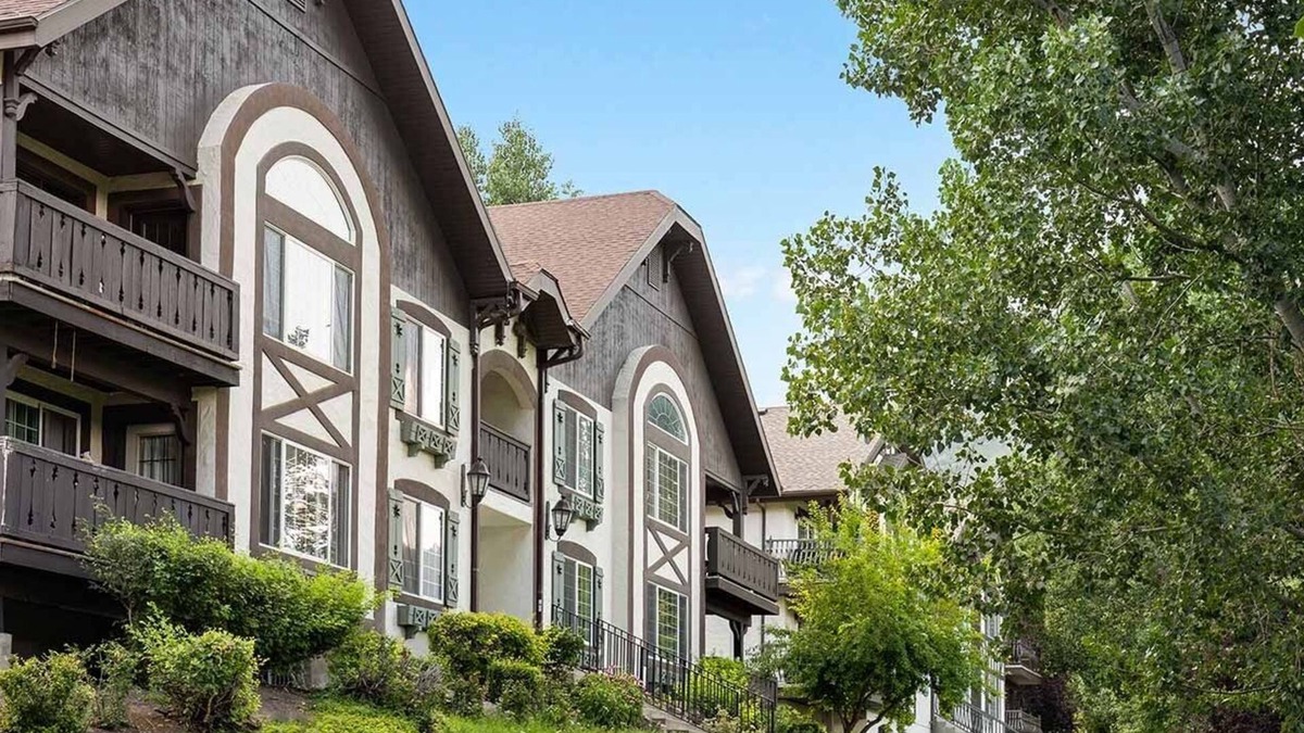 Midway Resort | Captivating 2-bedroom Swiss Chalet Charm Meets Mountain Adventure